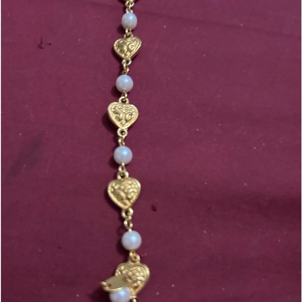 Women’s vintage Avon bracelet. Beautiful faux pearl and gold tone hearts